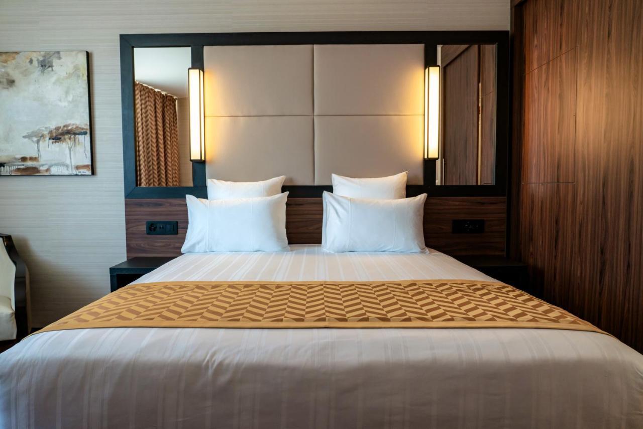Nash Airport Hotel 4*