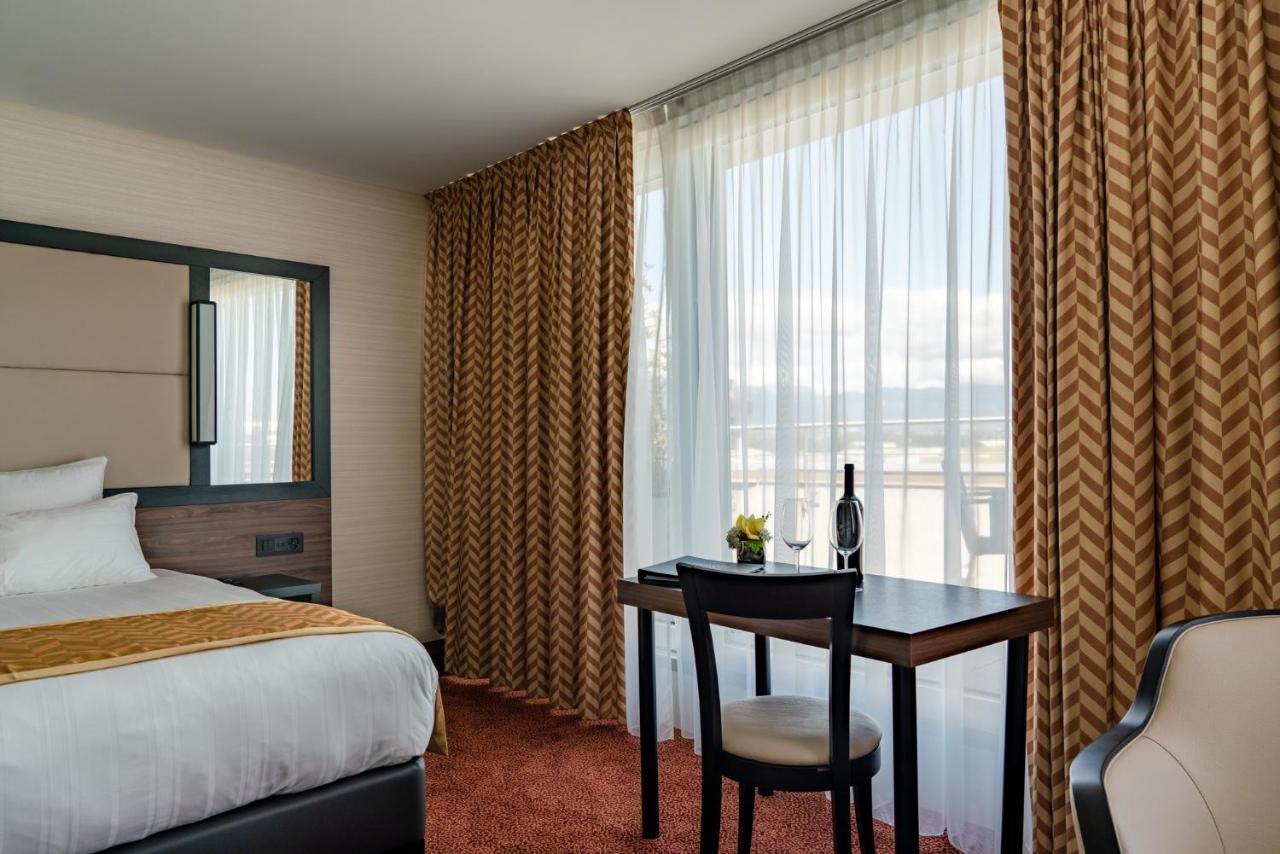Hotel Nash Airport