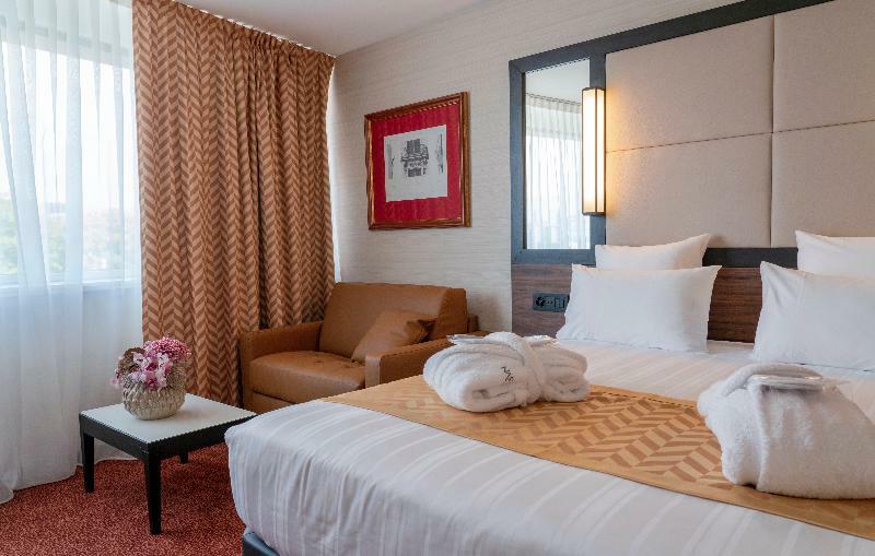 Hotel Nash Airport 4*
