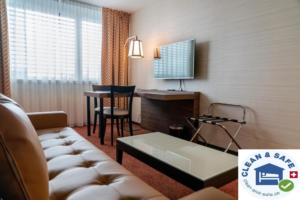 Nash Airport Hotel 4*